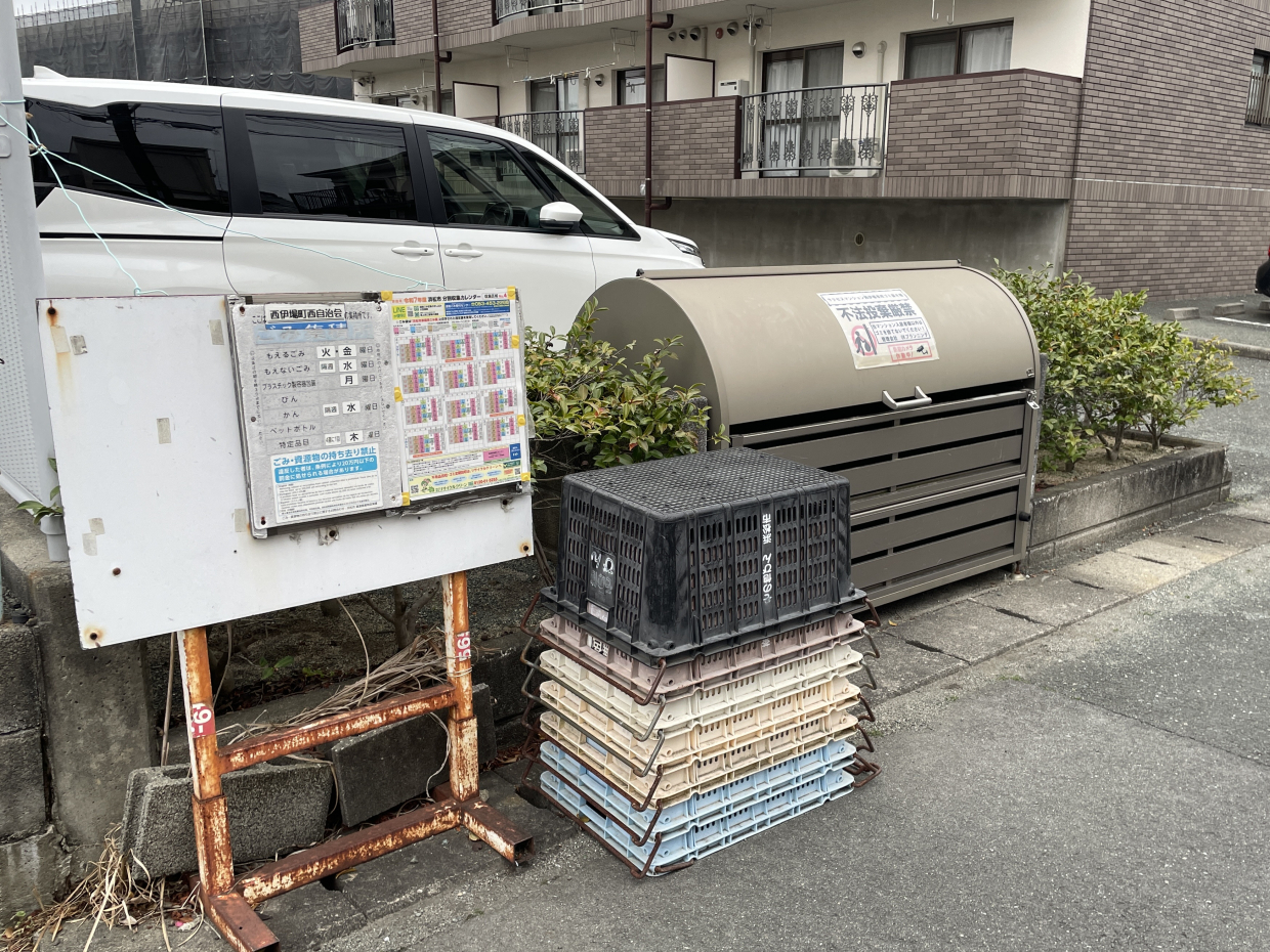 駐車場前にあるごみ捨て場