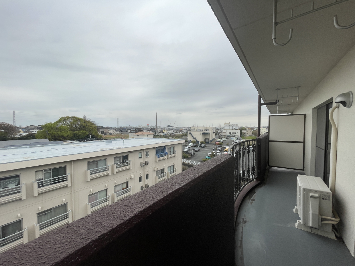 バルコニーからの景色。この日はあいにく雨空でしたが、開けた空が素敵です