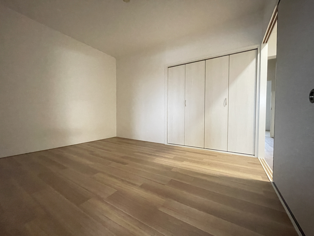 LDKの隣にある6帖の洋室。間取図では和室ですが洋室にリフォームされています