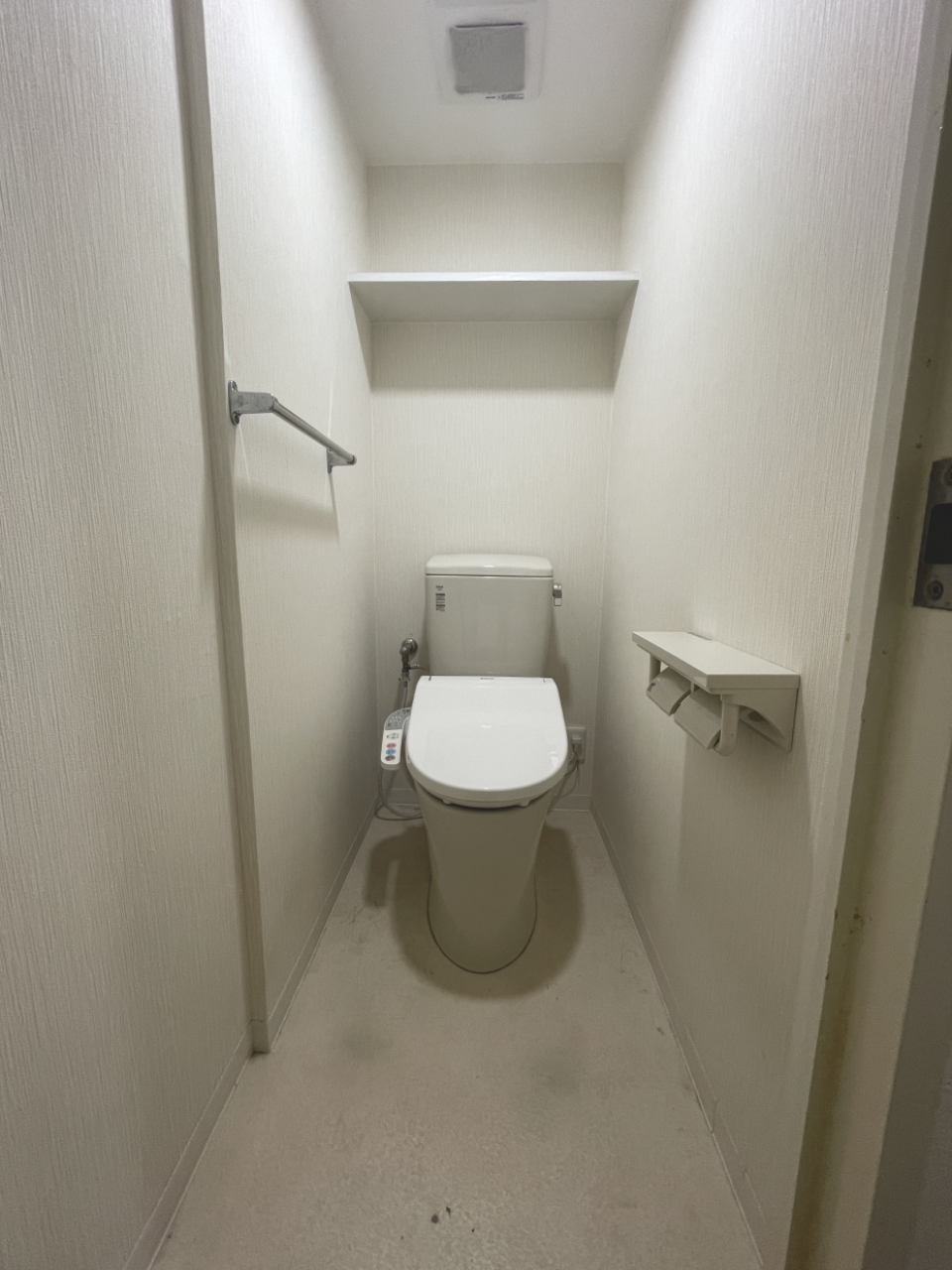 トイレも奥行きがあります。簡易棚付き