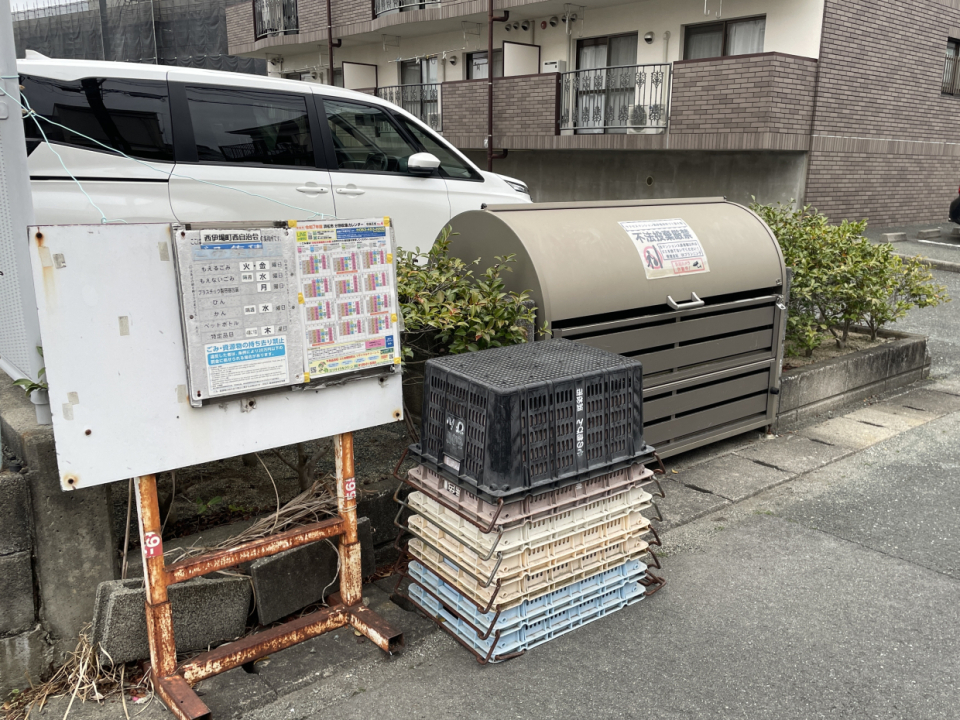 駐車場前にあるごみ捨て場