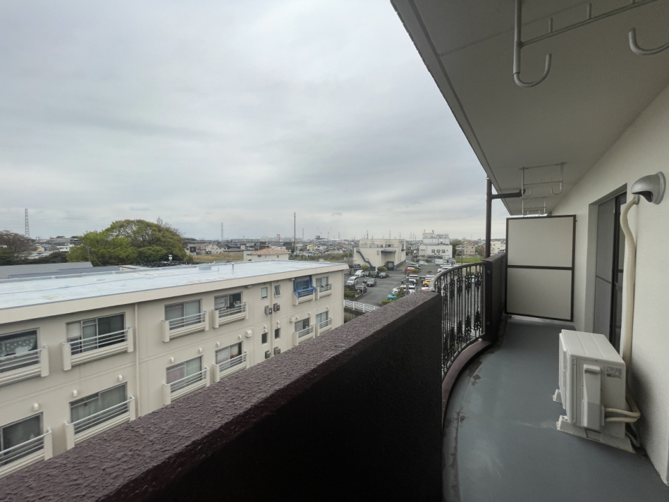 バルコニーからの景色。この日はあいにく雨空でしたが、開けた空が素敵です