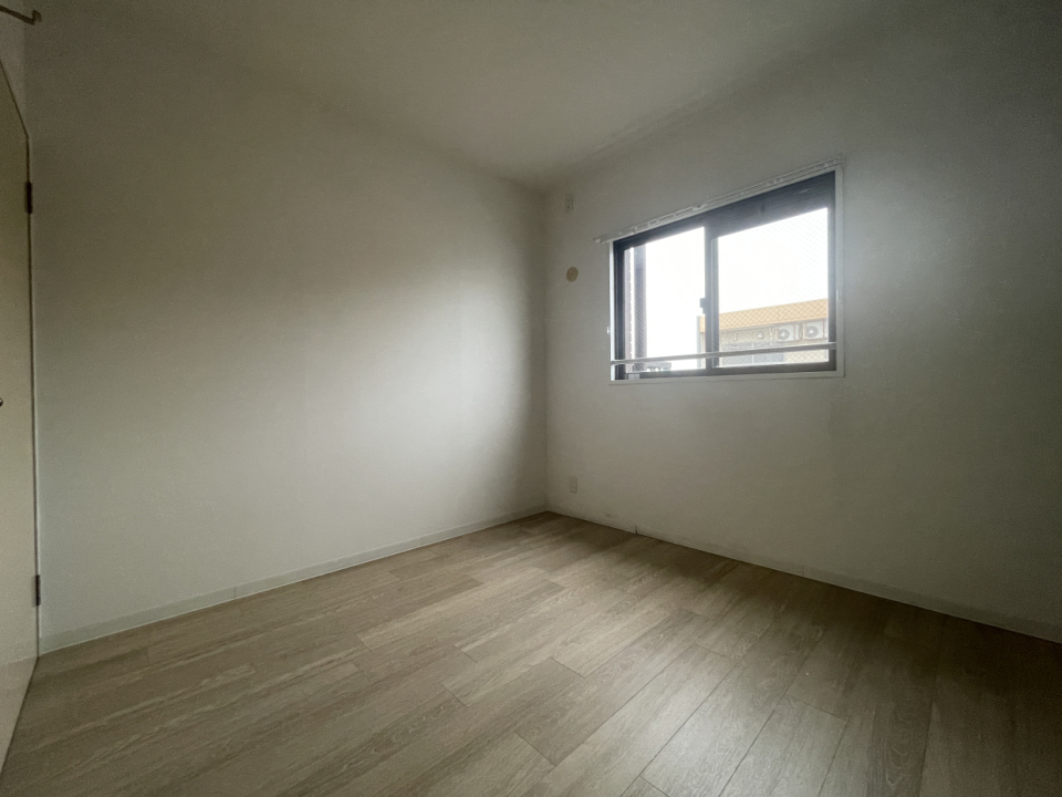 4.5帖の洋室。正方形に近いコンパクトな部屋です