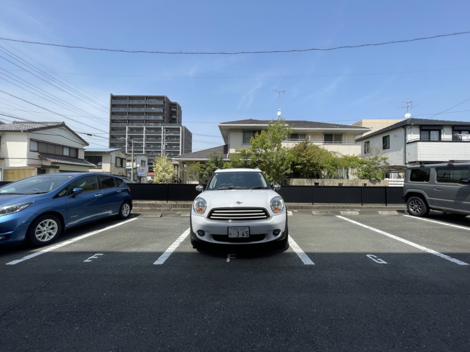 駐車場は建物北側にあります
