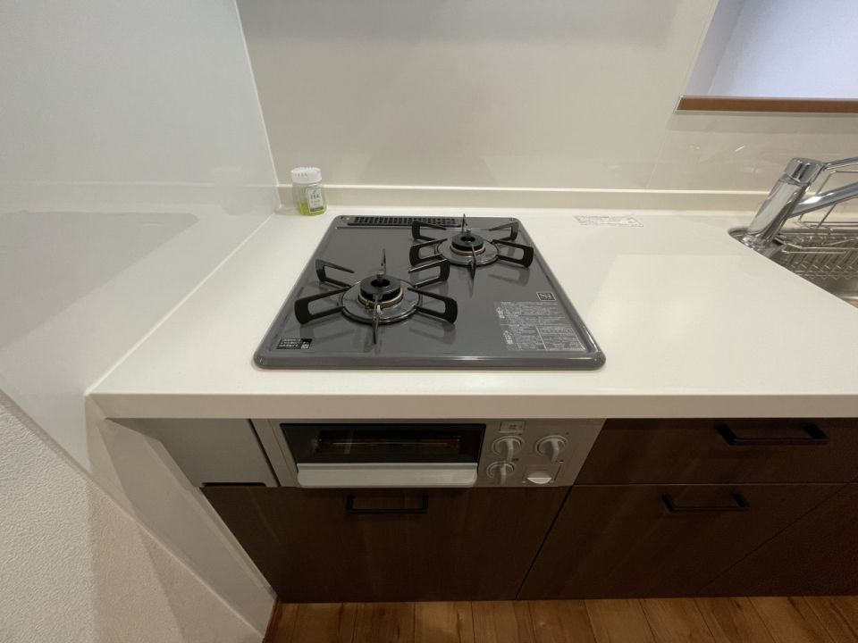 システムキッチンは2口コンロにグリル付き