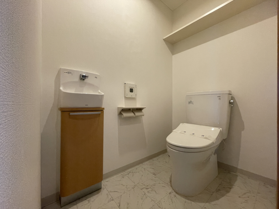トイレの中にも手洗い場。来客時も便利です
