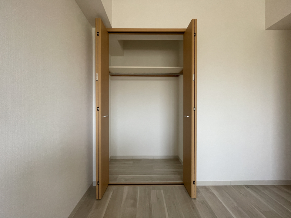 こちらのお部屋にも収納付いてます