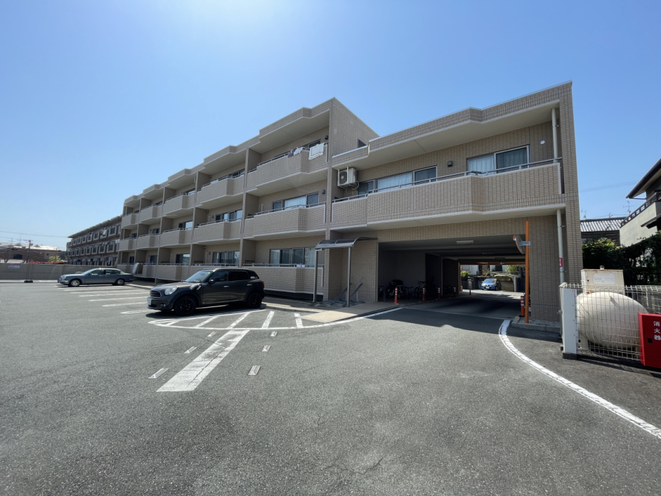 外観。駐車場も広々してます
