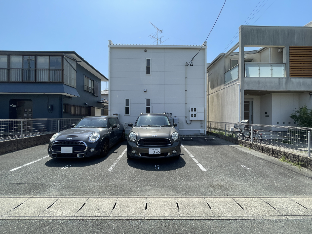駐車場2台無料です。