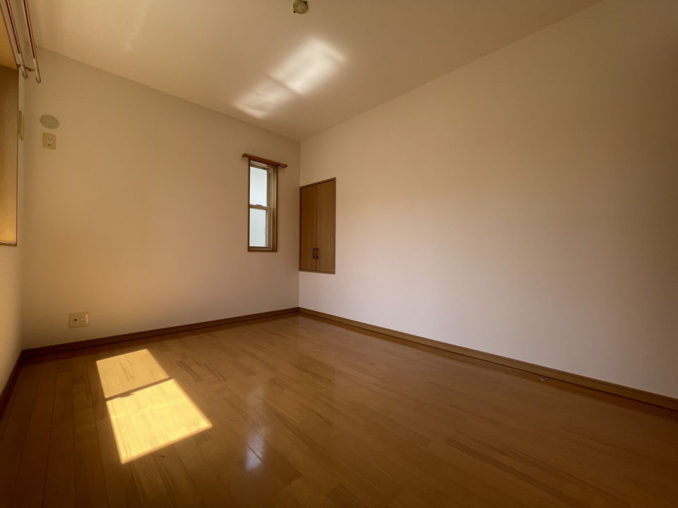 2階のもうひとつのお部屋は洋室6帖