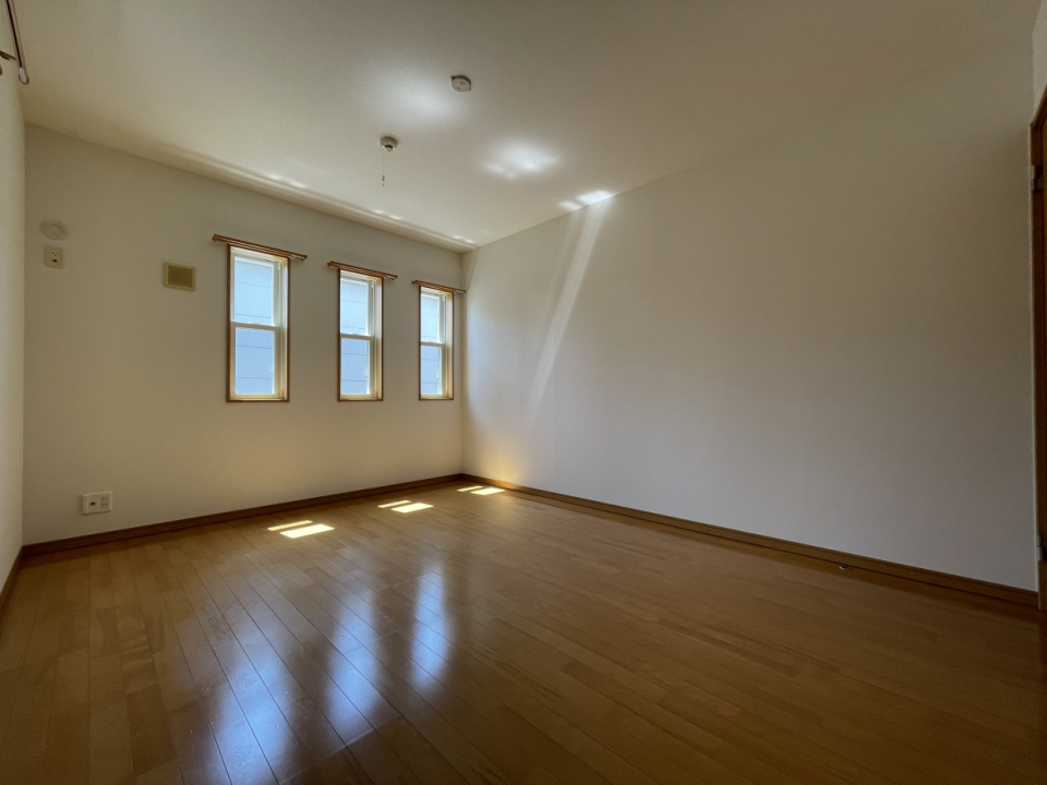 2階の洋室。広いほうのお部屋は7.6帖