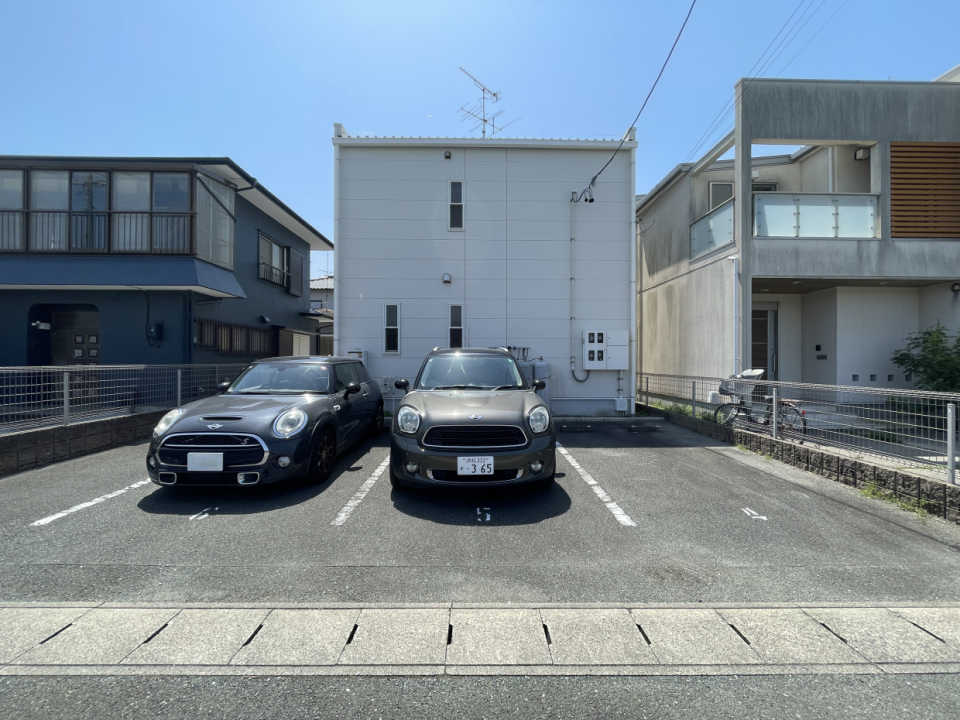 駐車場2台無料です。