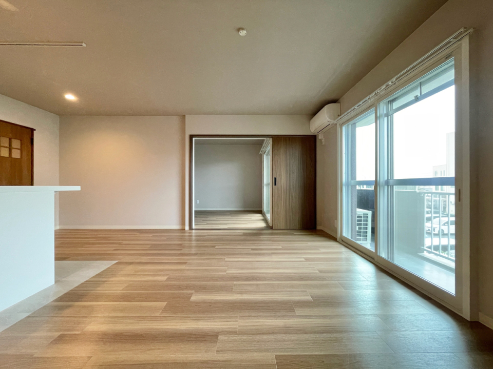 15帖のLDK。洋室との扉が開けてあるとより開放的！
