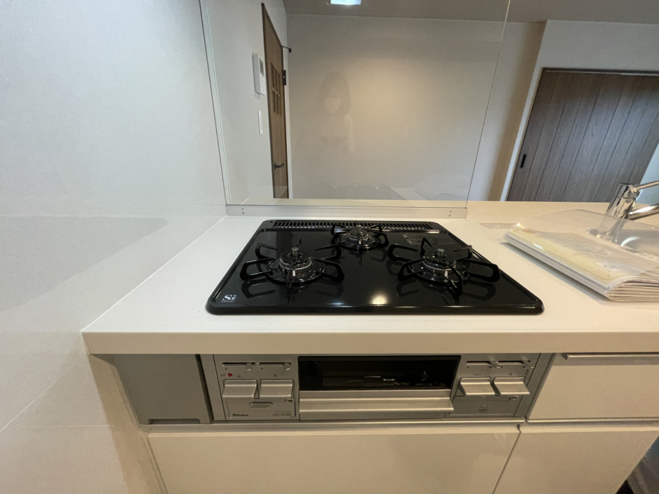 お料理捗る、3口コンロとグリル付きのシステムキッチン