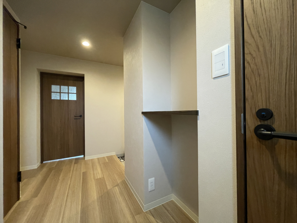 廊下突き当たりから。飾り棚に何かお気に入りをディスプレイ。右手の扉がトイレです
