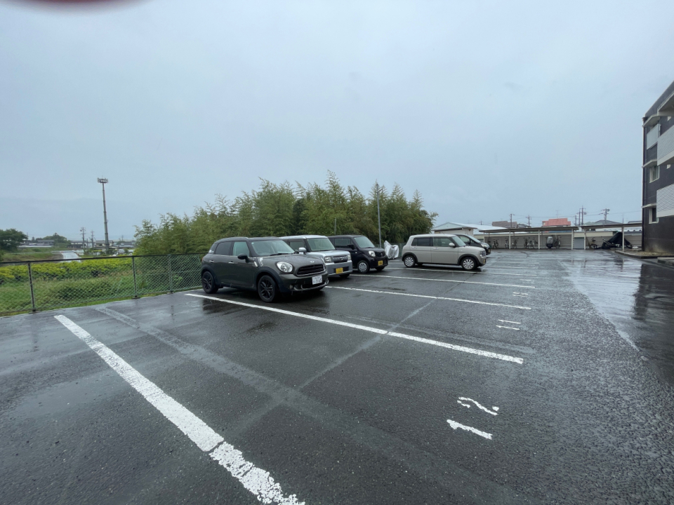 舗装された駐車場。2台分確保されています