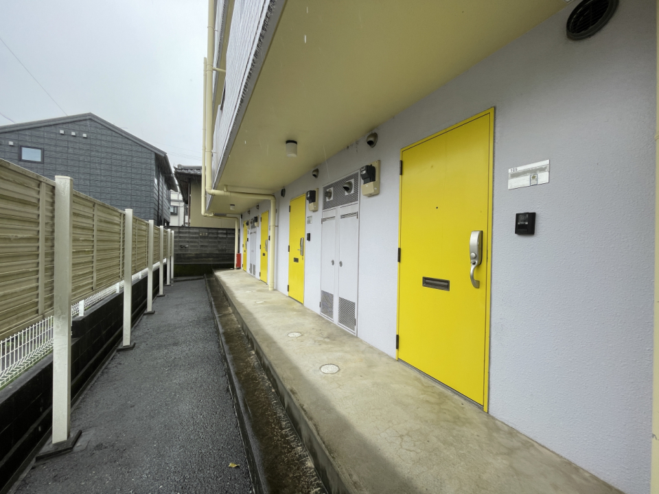 ビビットなイエローの扉が並ぶ1番奥のお部屋