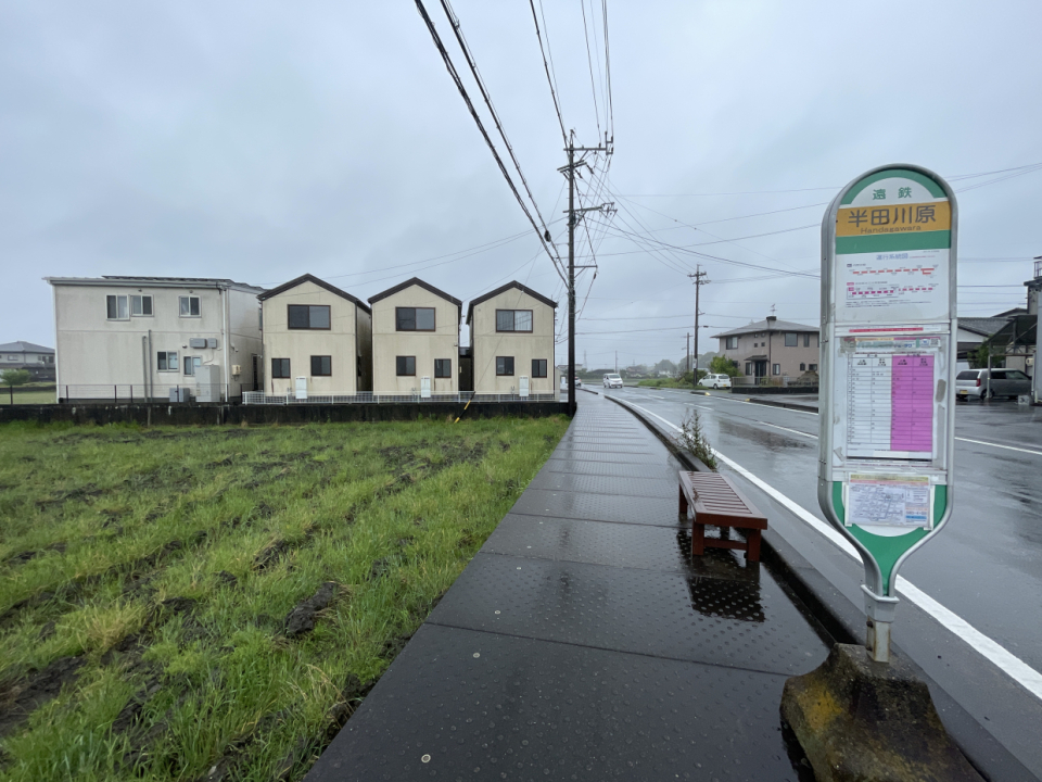 すぐ近くにバス停があります