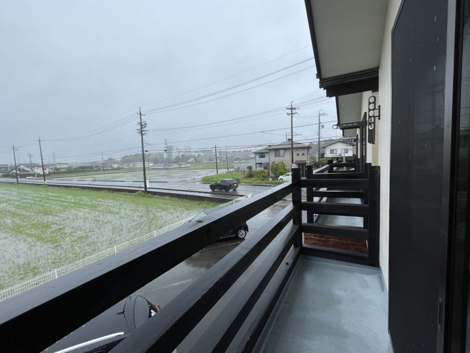 撮影時は生憎の雨でしたが、南向きで全面が開けたバルコニーは日当たりGOODです