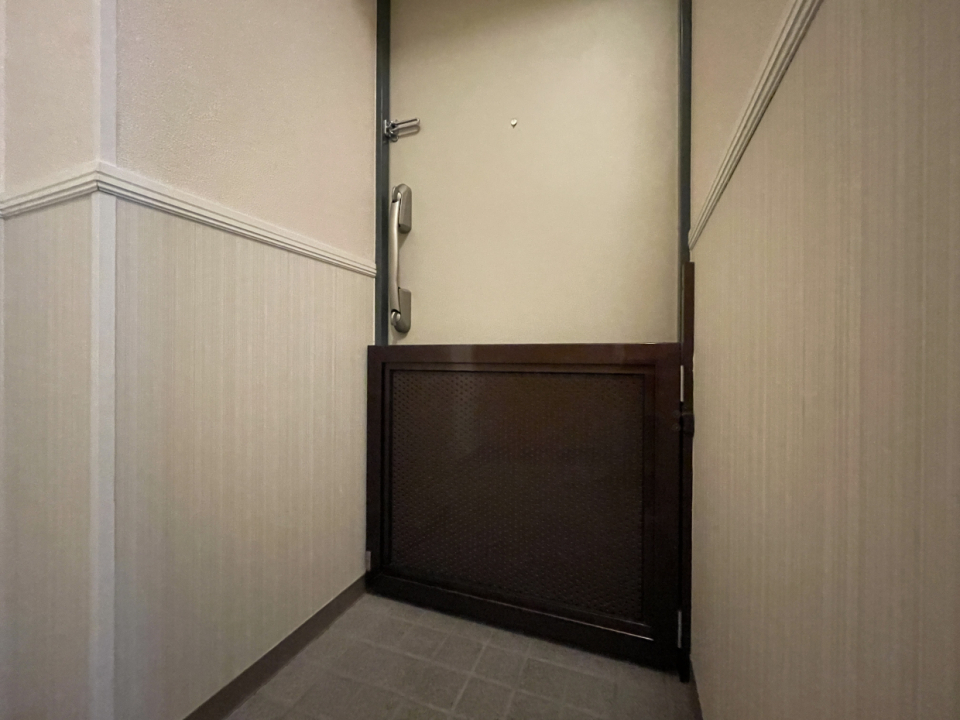 玄関には脱走防止の扉つき