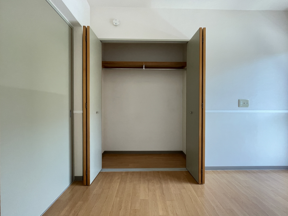 このお部屋にはノーマルなクローゼットがありました