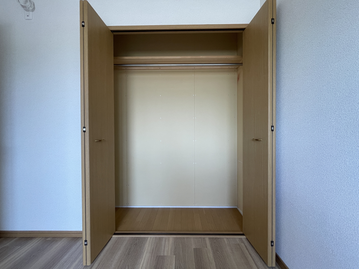 お洋服をたっぷりしまっておけるハンガーパイプ付きクローゼット