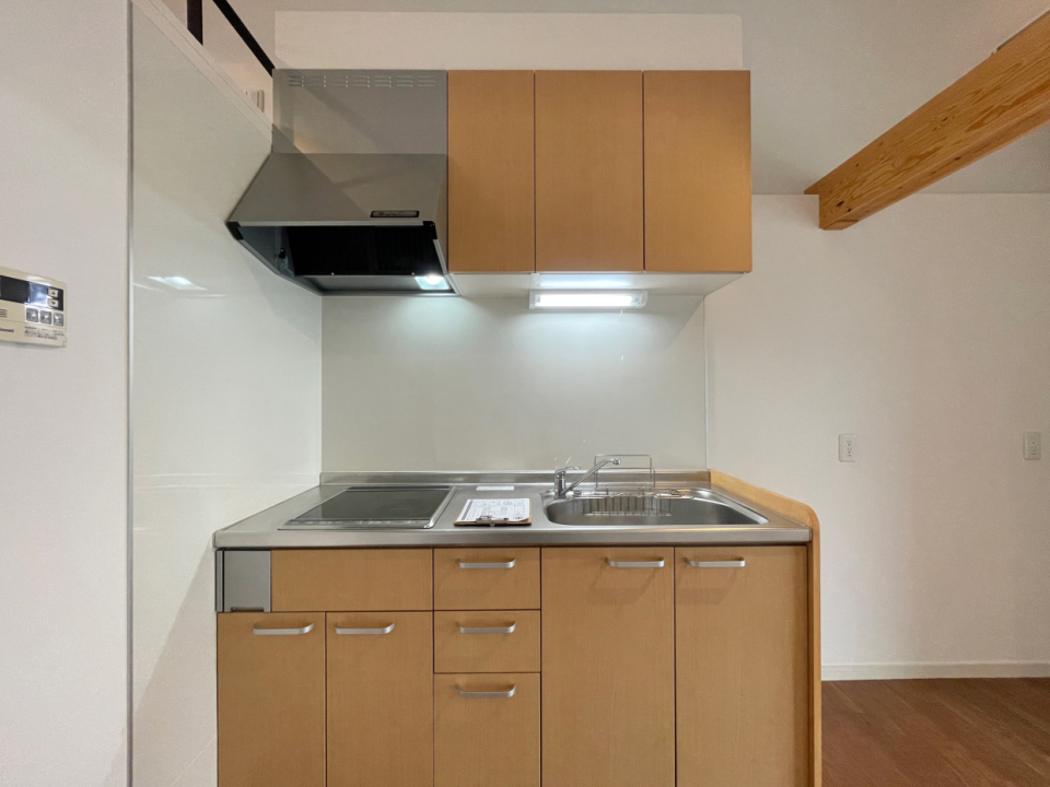 木のお部屋にマッチするブラウンのキッチン