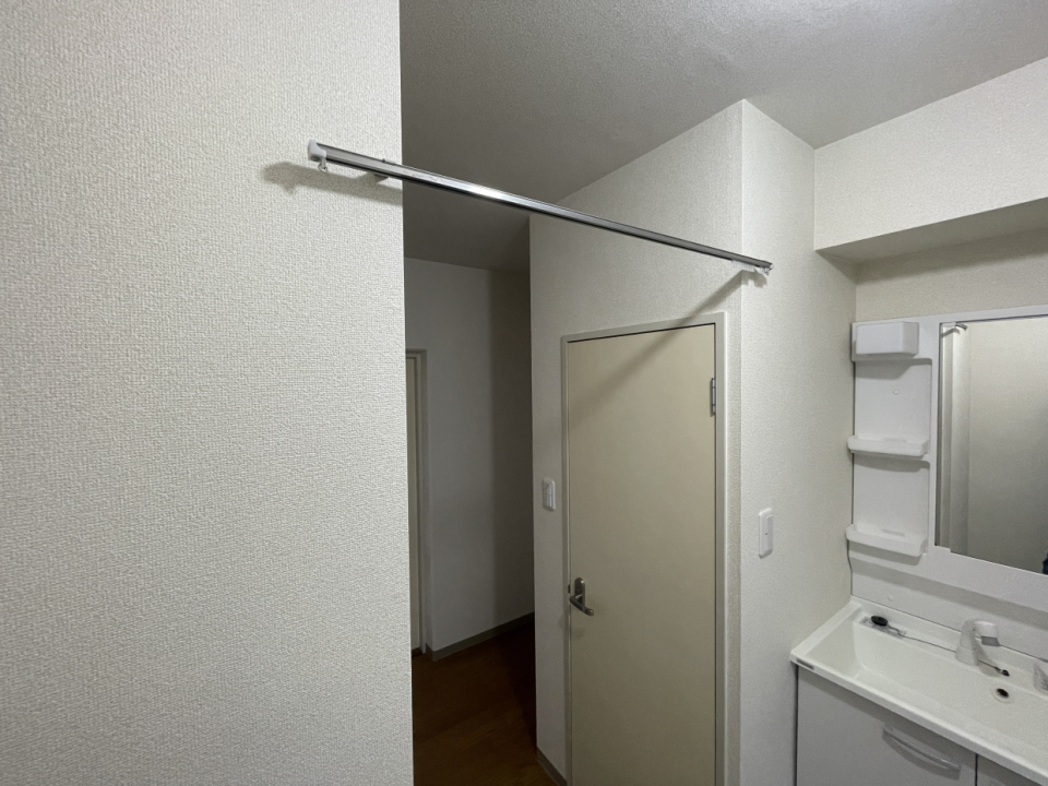 脱衣所の入口にはカーテンレール付きのポールがあるのでお気に入りの布で空間を仕切りましょう