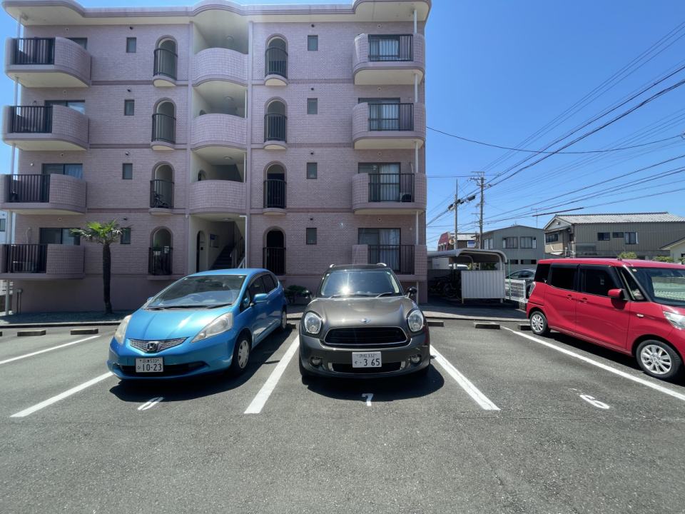 駐車場はスペースに余裕があって停めやすい