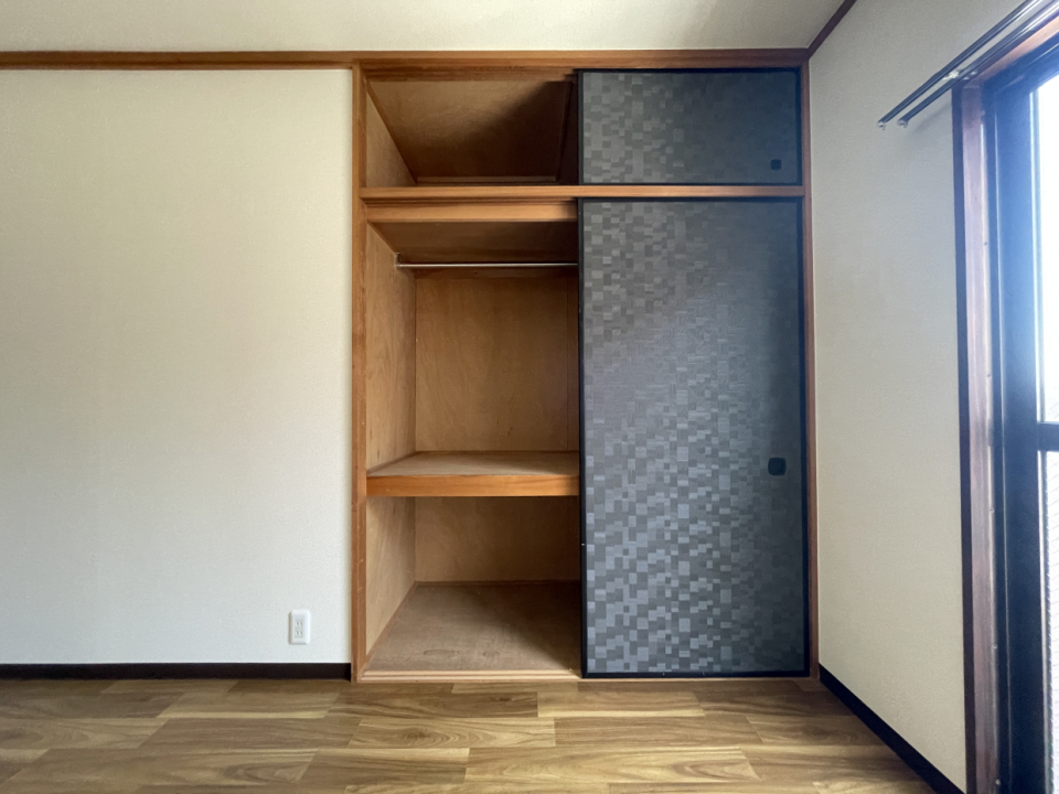 この部屋は2か所の収納があります。まずはこちらと...