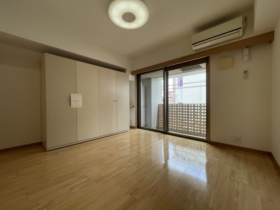 お部屋の隅にクローゼットがあります