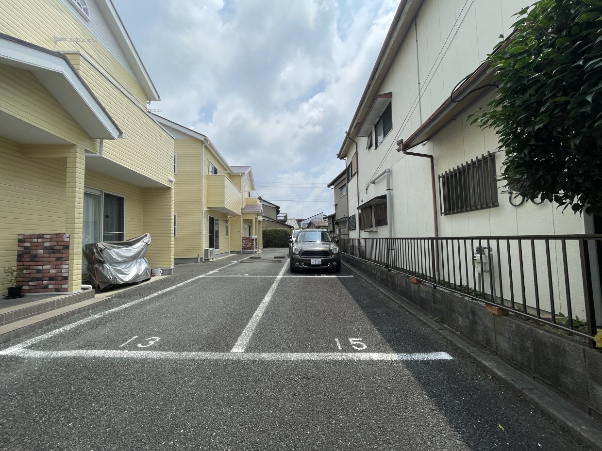 駐車場は2台分縦列区画が無料です