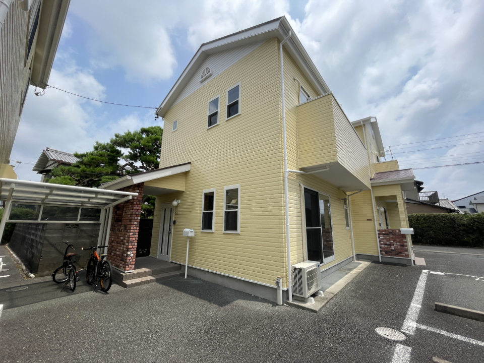 薄いイエローの外壁が目印