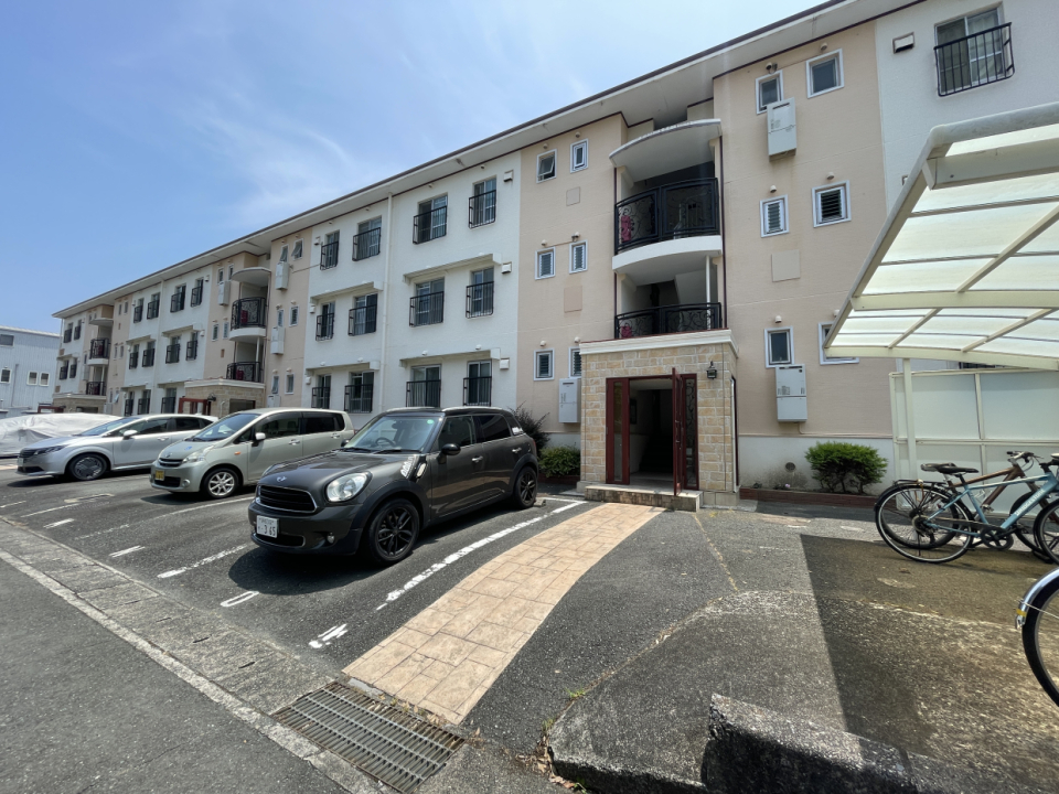 3階建ての鉄筋コンクリートマンション