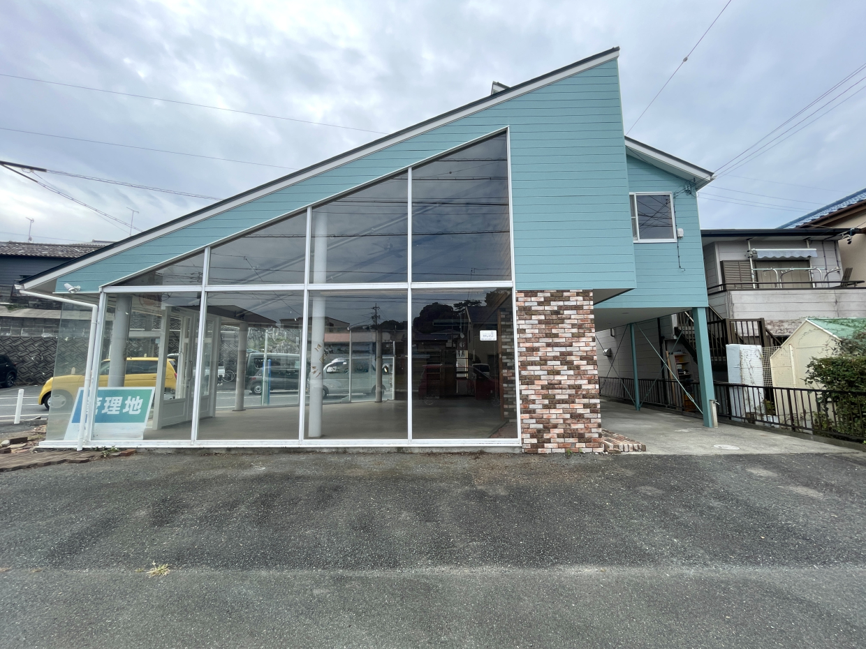 信号待ちの時に絶対見ちゃうガラス張りの店舗。しかもこの辺信号が多くてよく引っかかります