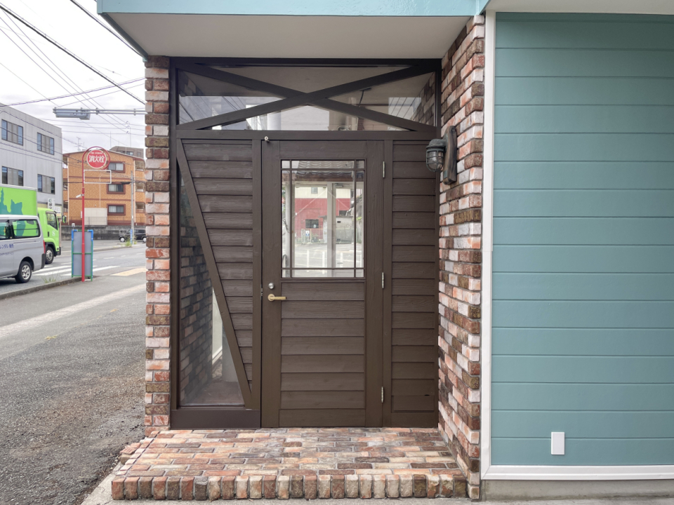 店舗の裏口です。煉瓦も洗って綺麗になりました