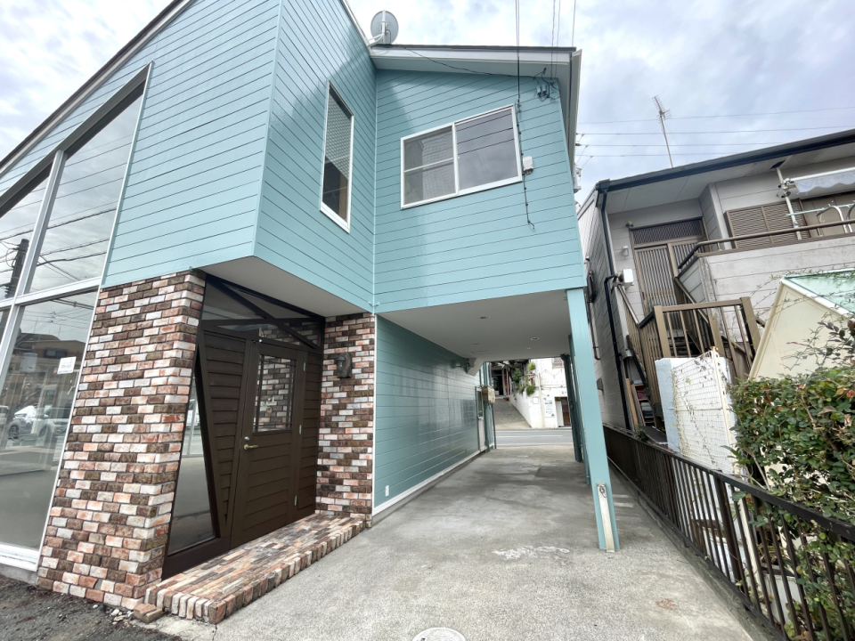 駐車場は店舗脇に2台分あります