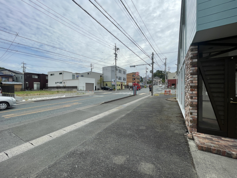 平日24時間で15,300台もの車の往来がある道路に面しています