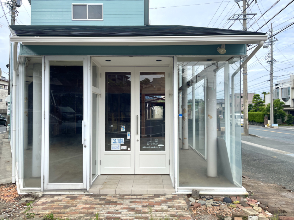 入り口。元々はお花屋さんでした