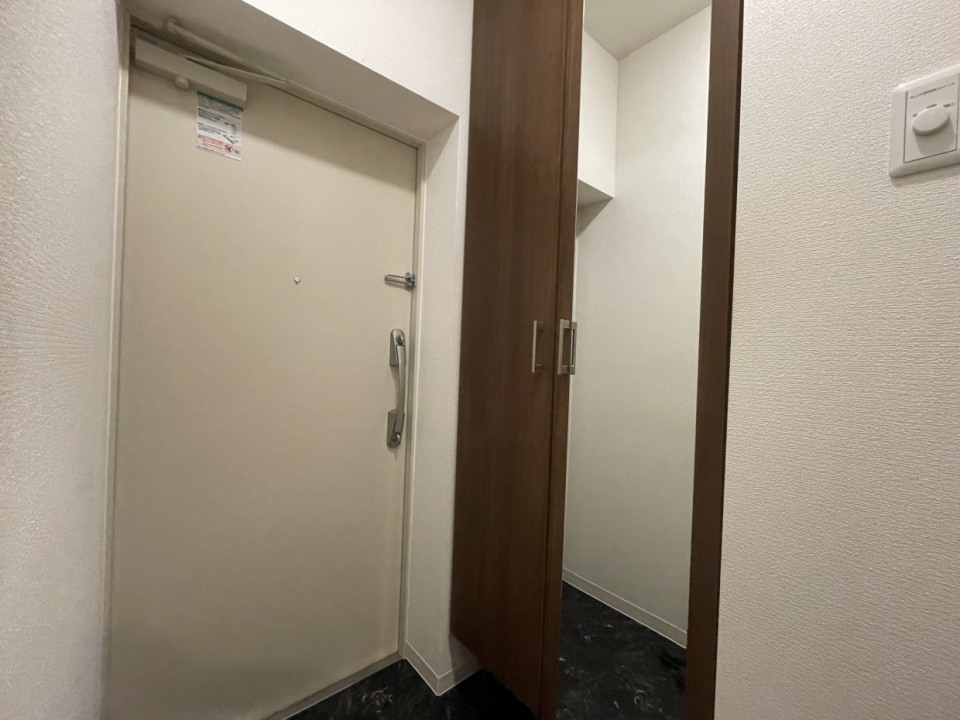 シューズボックスは全身ミラー付き
