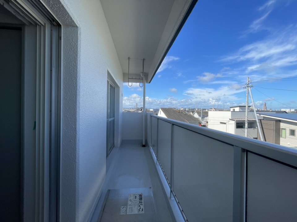 バルコニーは2部屋にまたがる広さで洗濯物がたっぷり干せます
