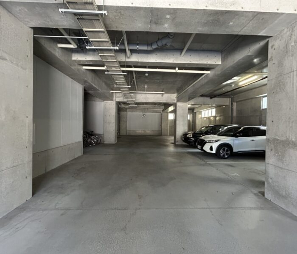 建物1階の平面自走式駐車場