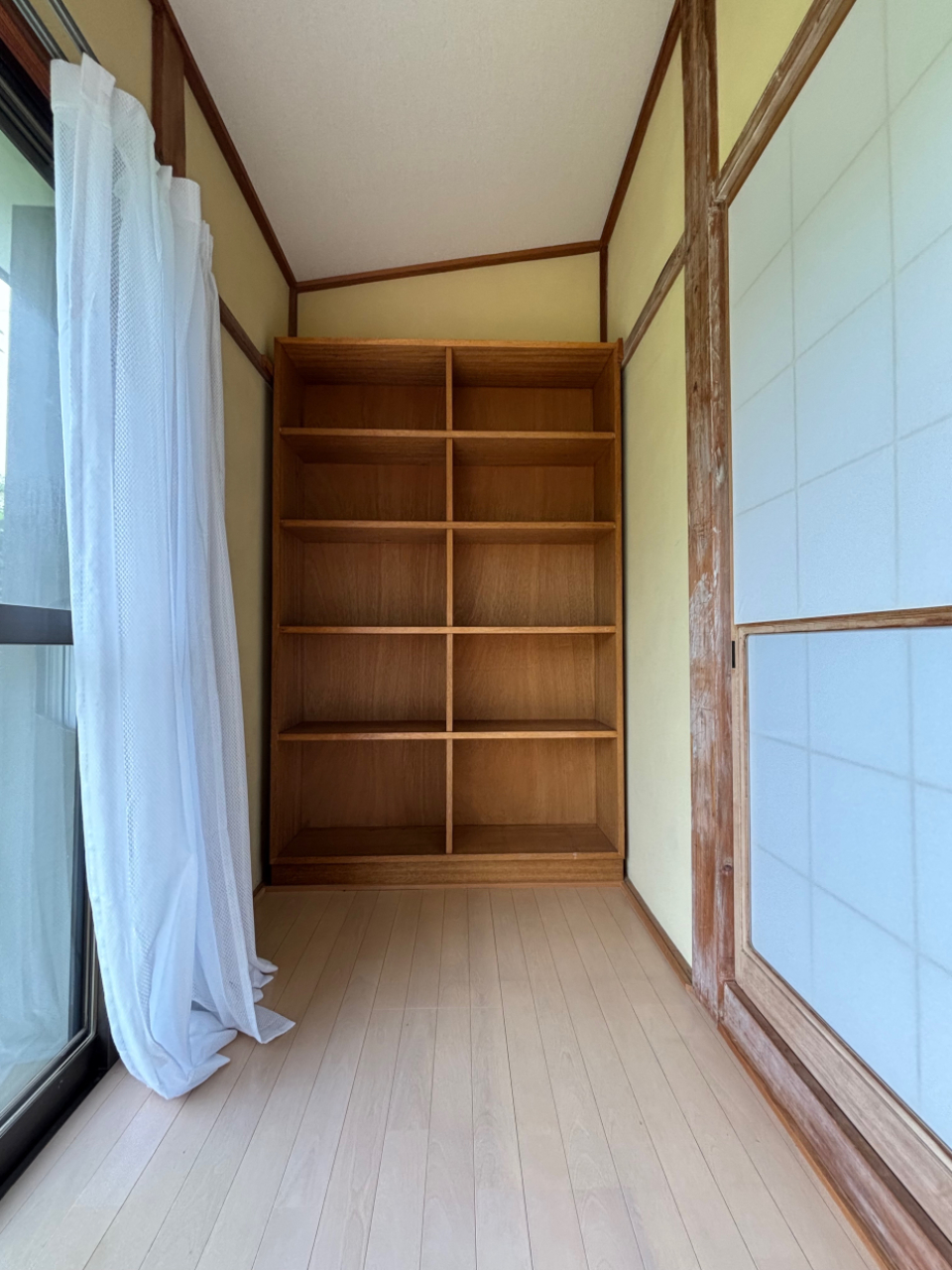 広縁。突き当たりには棚