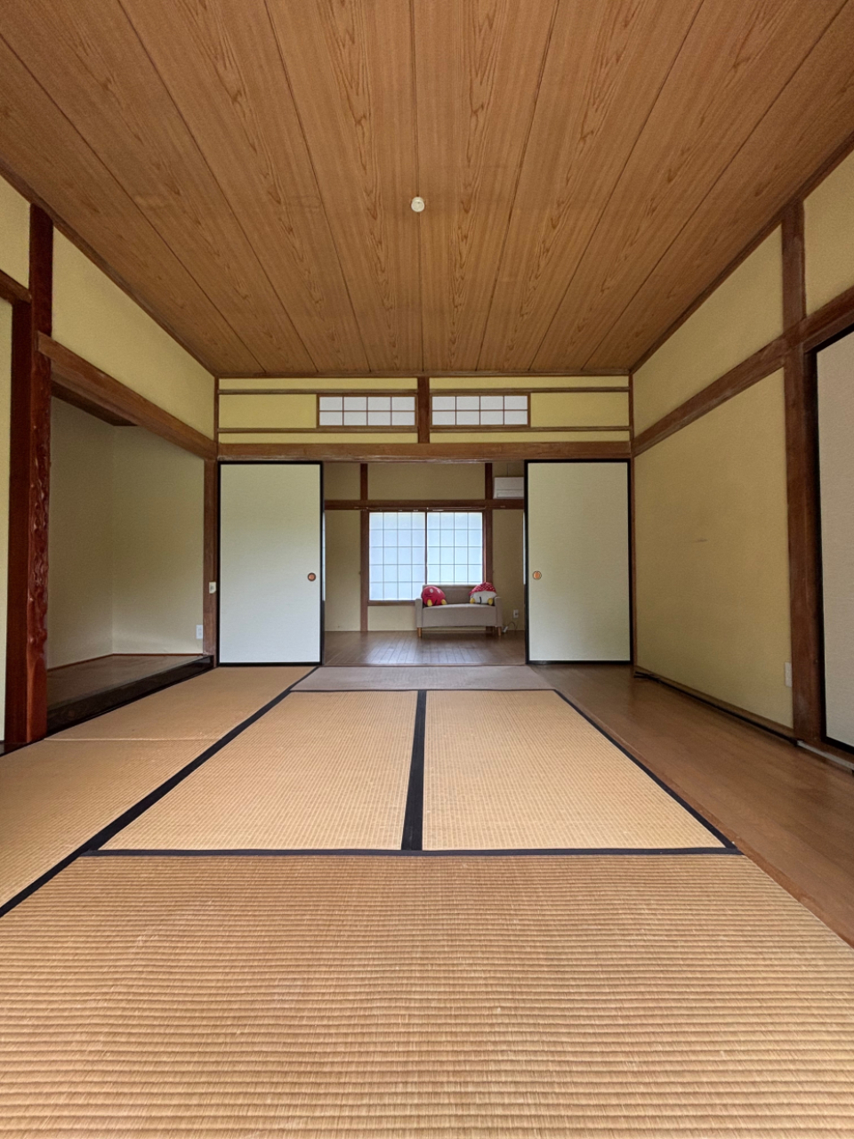 和室の襖を開けておくと洋室とひと続きに