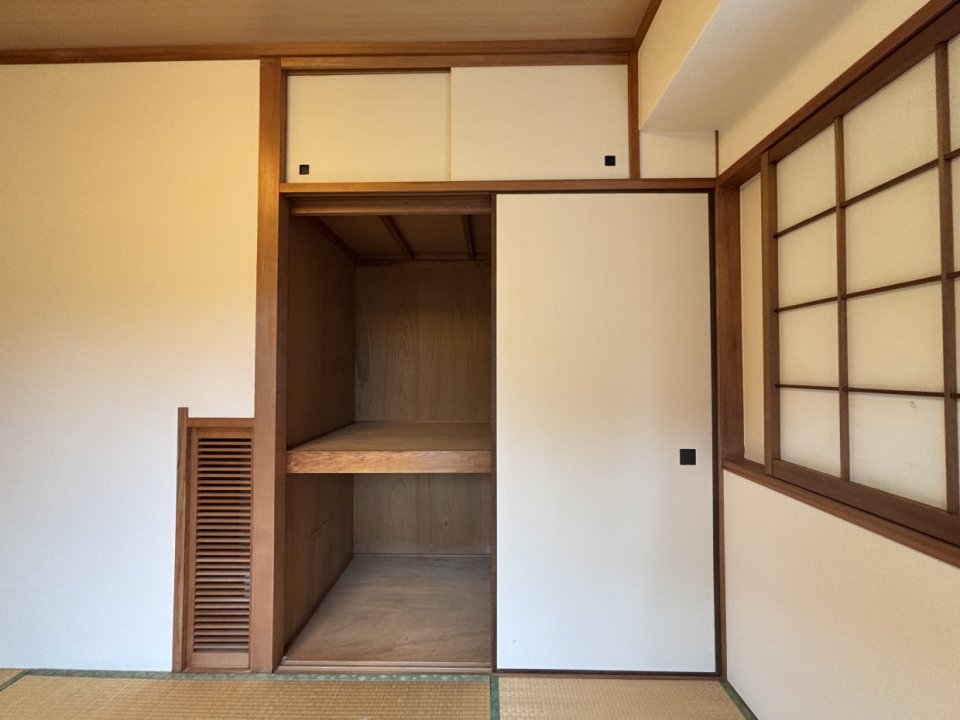このお部屋にも収納として押入があります