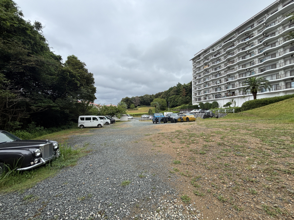 駐車場は物件正面にある砂利の区画