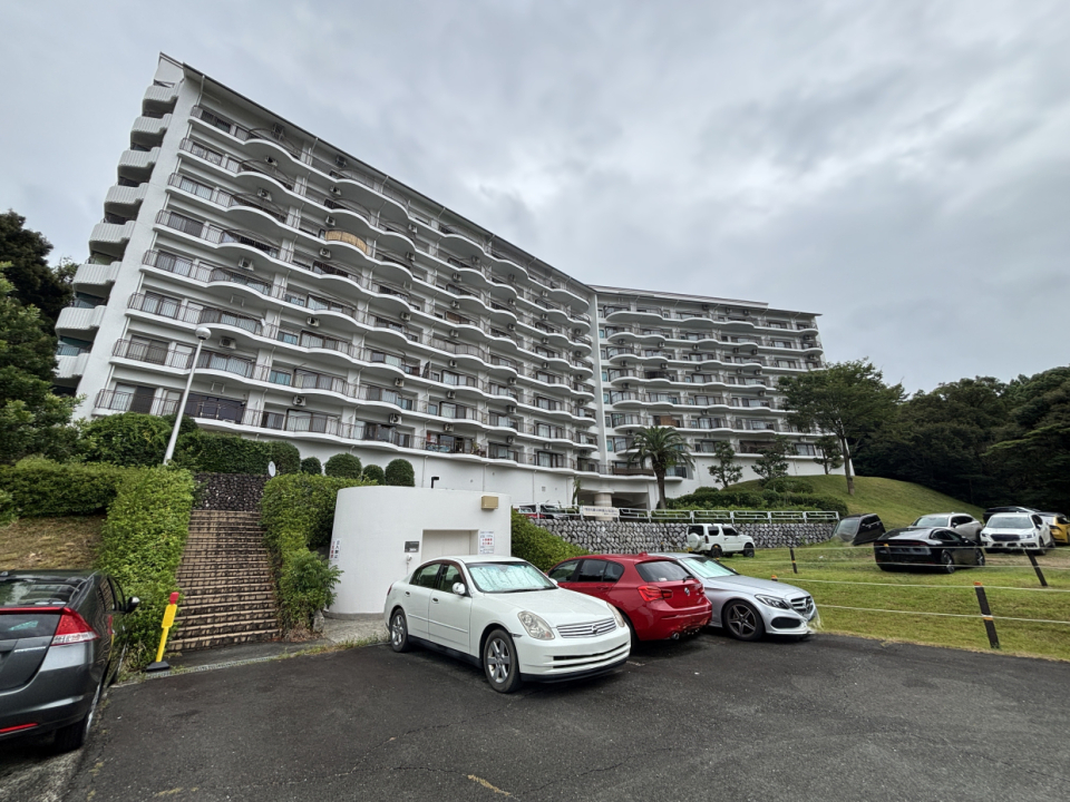 10階建てのリゾート感あふれる外観