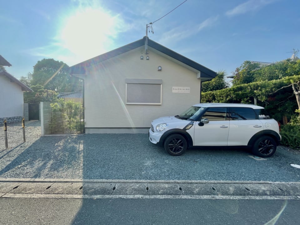 駐車場は建物横。車種によっては2台停められない可能性があります