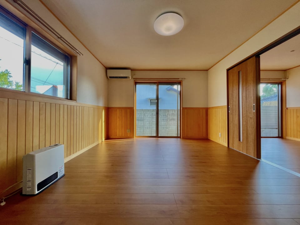 腰壁がアクセント。木を感じる空間