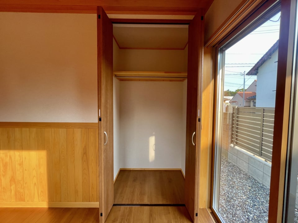 収納は2つ。窓際の収納
